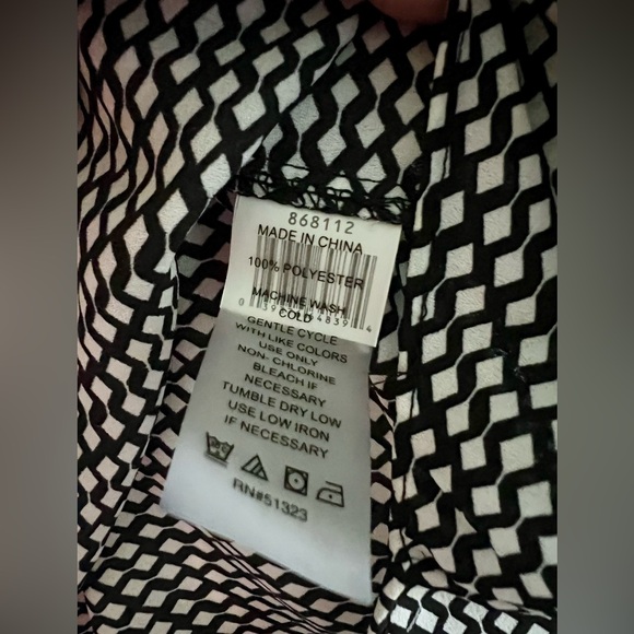 Black and White Geometric Patterned Blouse - Picture 5 of 6